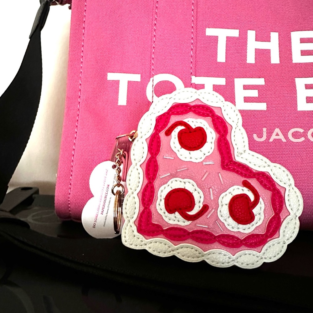 *SOLD* NWT Valentines zippered heart coin pouch